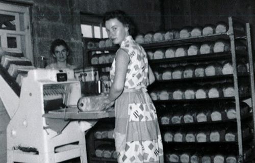 Dame-dans-boulangerie-aot-1958